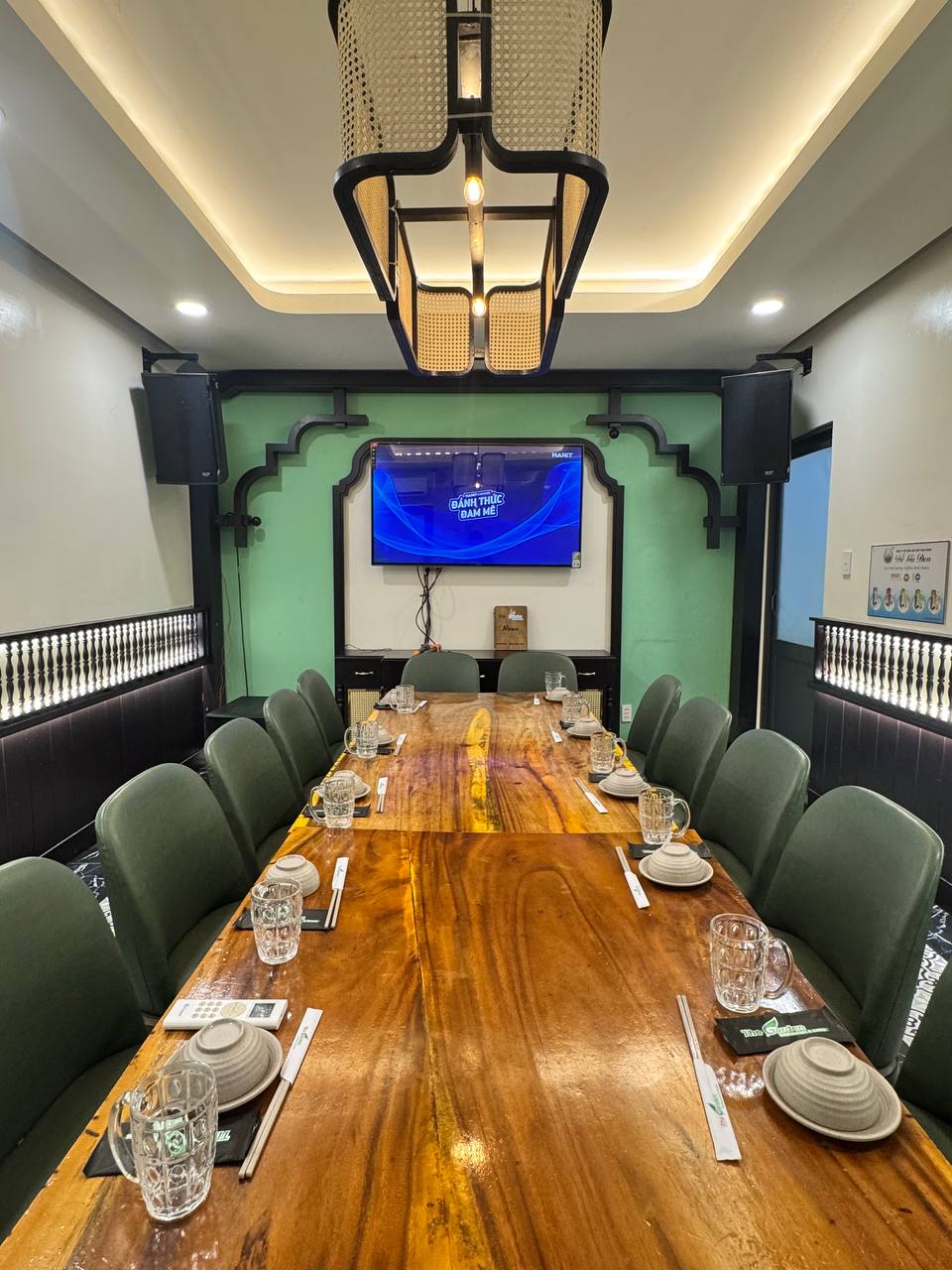 Phòng VIP có máy lạnh, karaoke